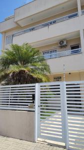 Itaguá - 1 quadra da praia, 2 quartos, 2 banheiros, acomoda 5 pessoas