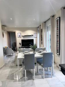 Luxury town House with private garden in Duquesa