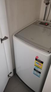 Room with double bed free tram to Melbourne CBD & Southern Cross Station