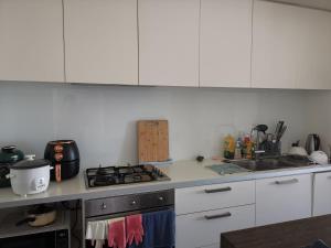 Room with double bed free tram to Melbourne CBD & Southern Cross Station