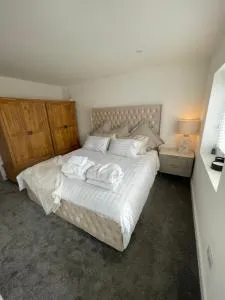 Cwtch Mawr - Whitchurch