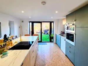 Pass the Keys Family Home with Sunny Garden and Free Parking - Findon