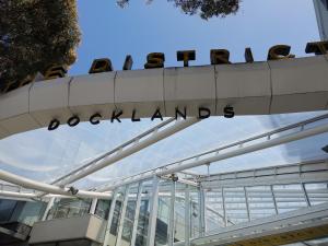 Room with double bed free tram to Melbourne CBD & Southern Cross Station