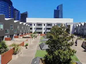 Room with wide single bed free tram to Melbourne CBD & Southern Cross Station - Docklands