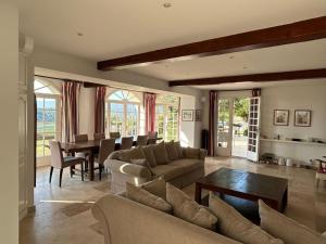 Villas Villa La Ventiliere pour 12 Personnes avec Piscine Chauffee, Terrain de Tennis, de Petanque et Vue Mer : photos des chambres