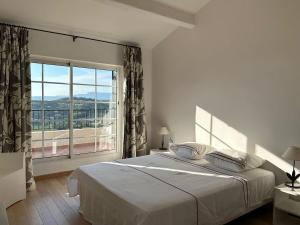 Villa La Ventilière pour 12 Personnes avec Piscine Chauffée, Terrain de Tennis, de Pétanque et Vue Mer