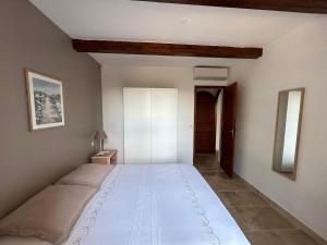 Villas Villa La Ventiliere pour 12 Personnes avec Piscine Chauffee, Terrain de Tennis, de Petanque et Vue Mer : photos des chambres