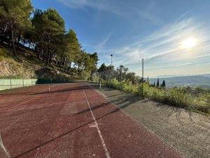 Villas Villa La Ventiliere pour 12 Personnes avec Piscine Chauffee, Terrain de Tennis, de Petanque et Vue Mer : photos des chambres