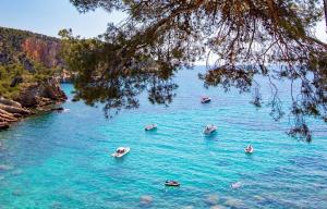 Villas Villa La Ventiliere pour 12 Personnes avec Piscine Chauffee, Terrain de Tennis, de Petanque et Vue Mer : photos des chambres