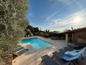 Villas Villa La Ventiliere pour 12 Personnes avec Piscine Chauffee, Terrain de Tennis, de Petanque et Vue Mer : photos des chambres