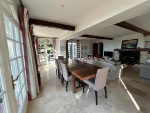 Villas Villa La Ventiliere pour 12 Personnes avec Piscine Chauffee, Terrain de Tennis, de Petanque et Vue Mer : photos des chambres