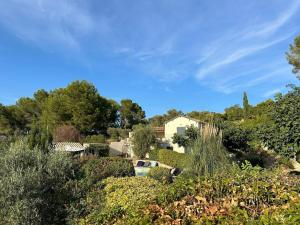 Villas Villa La Ventiliere pour 12 Personnes avec Piscine Chauffee, Terrain de Tennis, de Petanque et Vue Mer : photos des chambres