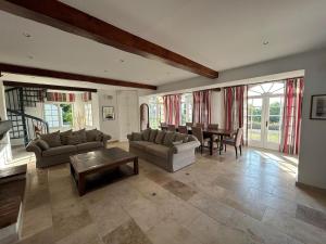 Villas Villa La Ventiliere pour 12 Personnes avec Piscine Chauffee, Terrain de Tennis, de Petanque et Vue Mer : photos des chambres