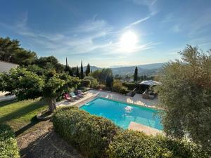 Villas Villa La Ventiliere pour 12 Personnes avec Piscine Chauffee, Terrain de Tennis, de Petanque et Vue Mer : photos des chambres