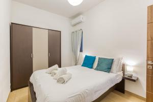 Bright,stylish 2bedroom apartment in village centre