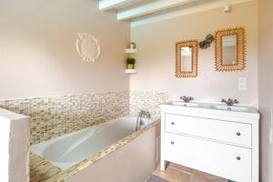 Maisons de vacances Longere entre mer et campagne : Maison 6 Chambres