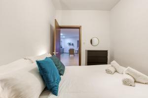 Bright,stylish 2bedroom apartment in village centre