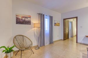 Bright,stylish 2bedroom apartment in village centre