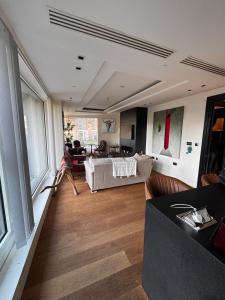 Modern 1 Bedroom Luxury Apt