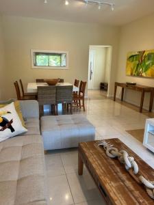 Amplo Apartamento de 3 quartos na Barra da Tijuca, pertinho da praia, super bem decorado e equipado, limpíssimo, cheiroso, novinho, com suíte, lavabo, varandão, piscina, portaria 24 horas, perto de bares e restaurantes