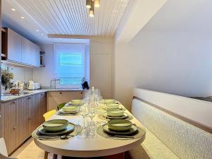 Urban Elite YourHostHelper