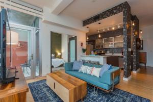 Artsy Retreat Condo 30day min w WiFi AC Parking TV Furnished Rooftop 3455