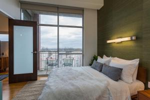 Artsy Retreat Condo 30day min w WiFi AC Parking TV Furnished Rooftop 3455