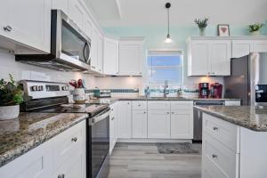 DayDreamer Beachfront w 7 Bedrooms