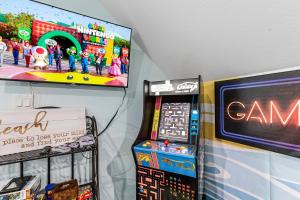 FlipFlop 5BR Beach Escape Hot Tub Games and Fenced Yard