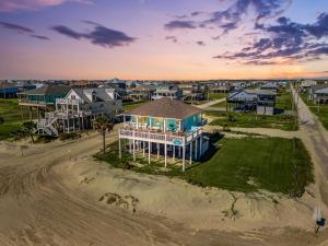 Sand to Sea Beachfront 3BR, Direct Access, Outdoor Bar & Grill
