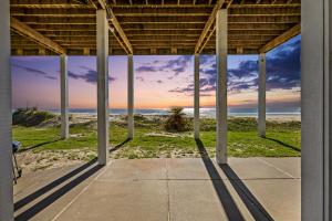 Sand to Sea Beachfront 3BR, Direct Access, Outdoor Bar & Grill