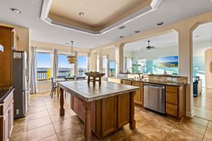 Sea Height Spacious 4BR Getaway! Gulf Views & Gameroom Fun