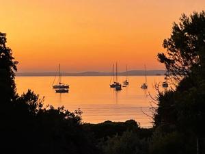 T3 Vue mer les pieds dans leau, piscine, clim