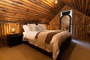 Tree House - Luxury Riverside Escape!