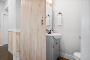 BV Coastal luxury Huge 4 bedroom home and Boardwalk to the Beach 5793