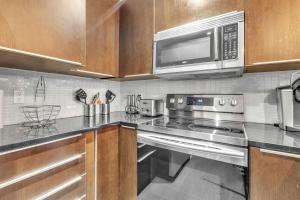 Luxurious 2 Bedroom 2 Bathroom Condo Downtown Montreal