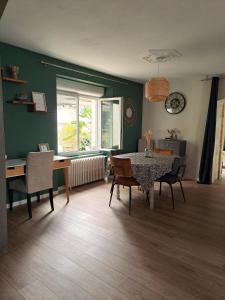 Maisons de vacances Jolie maison de ville avec un exterieur au calme - Les Dragons de la Chamoiserie NIORT : photos des chambres