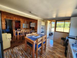 Amplia casa y sitio, lado aeropuerto, 4D, 2B