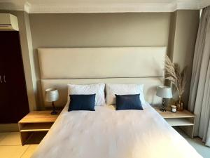 sea side at the sails