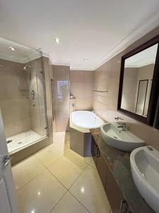 sea side at the sails