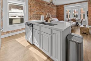 Top Floor - Mass Ave in Heart of Indy with Balcony