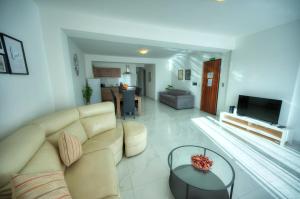 Spacious seafront 2 bedrooms with hot tub GOGZR-5