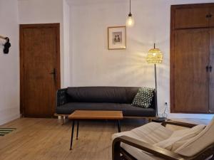 Habitación amplia y tranquila con baño privado en piso compartido