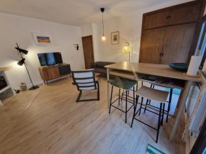 Habitación amplia y tranquila con baño privado en piso compartido