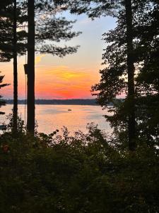 Aframe Lake Hottub, shared pet friendly low fee