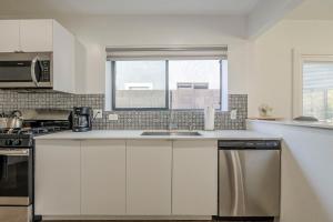 Cheerful PHX Home and Guest House in Central PHX