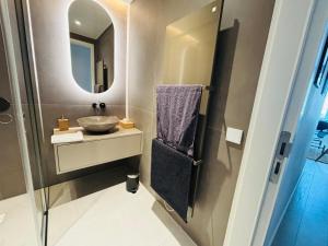 Modern apartment overlooking the skyline & Danube