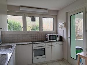 Charming & Bright Apartment with Chimney, Balcony & Workspace near Lake Zurich