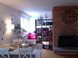 Charming & Bright Apartment with Chimney, Balcony & Workspace near Lake Zurich