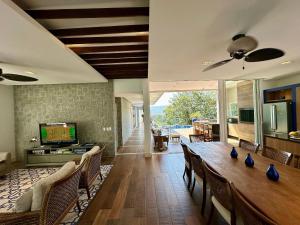 066 - Casa com piscina e vista ao mar para alugar em Bombinhas